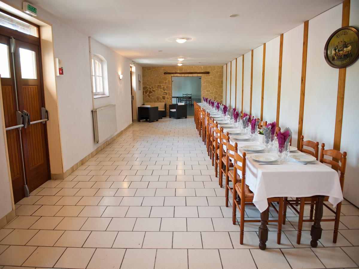 Logis Hotel Restaurant Le Relais Fleuri Vervins Exterior photo